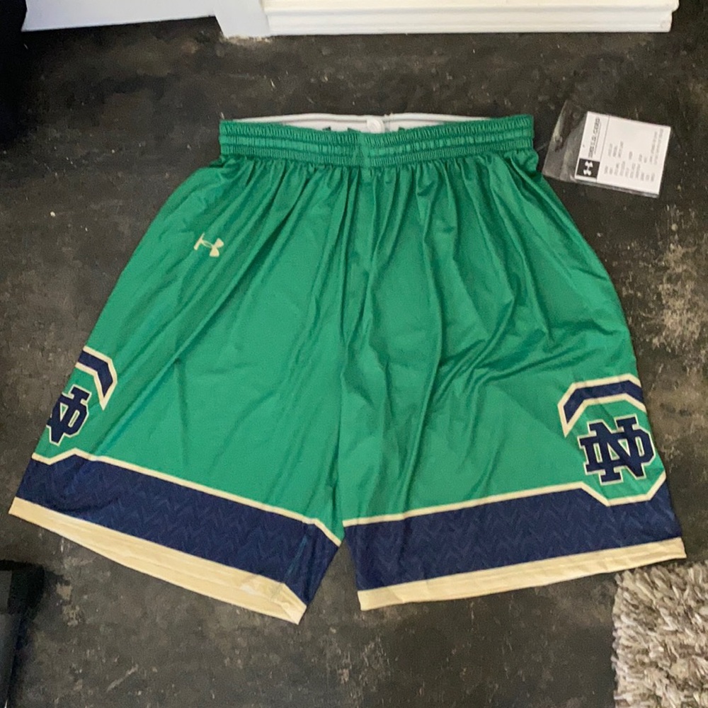 Men’s large under armour Notre Dame shorts